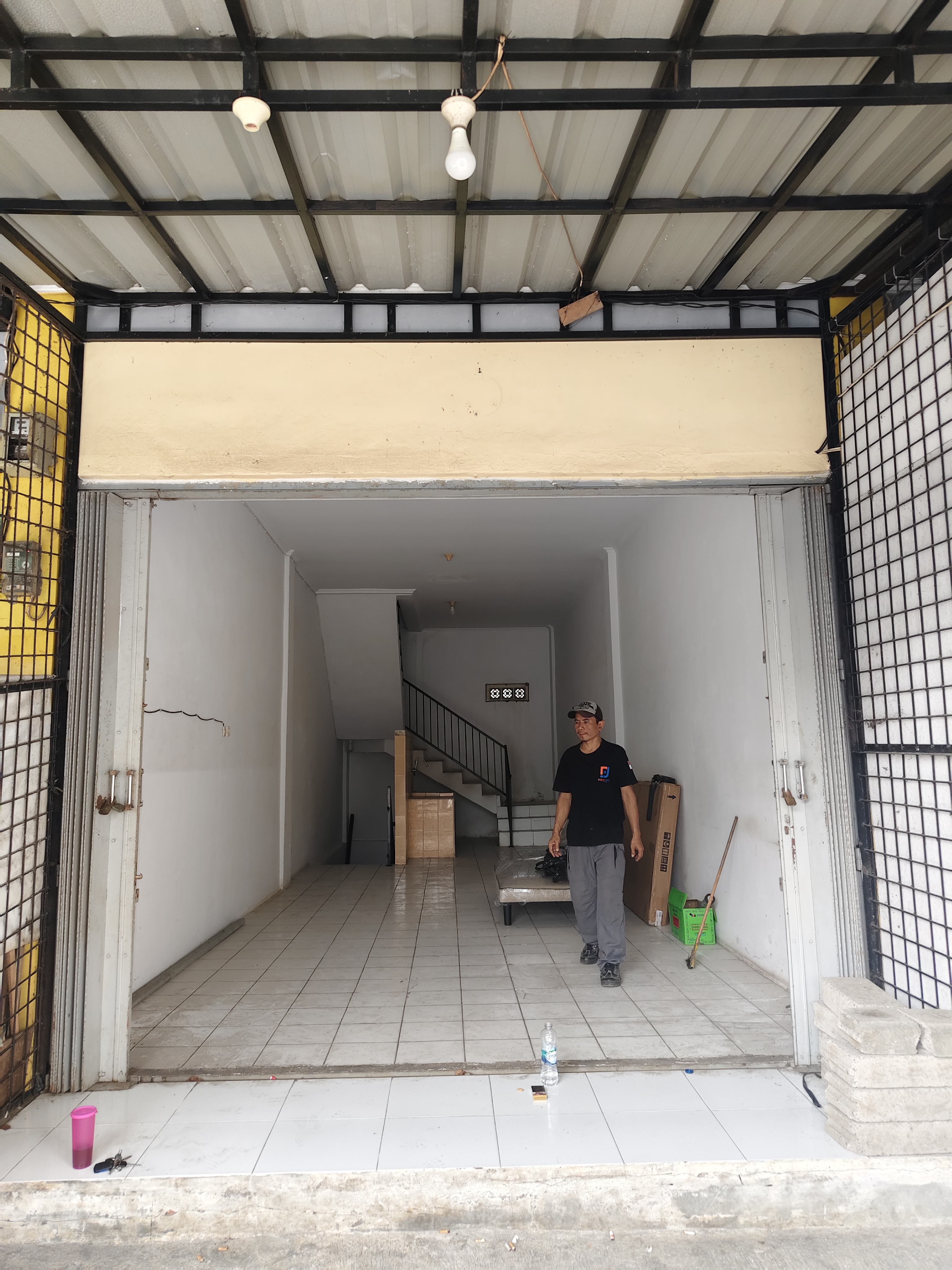 Partisi kaca ruko travel Imam Bonjol